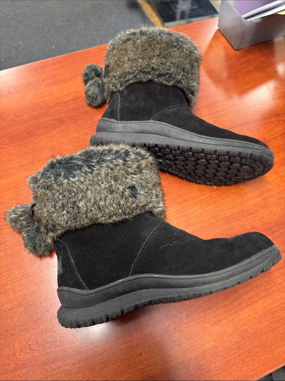 Minnetonka boots size 7 // 100425
